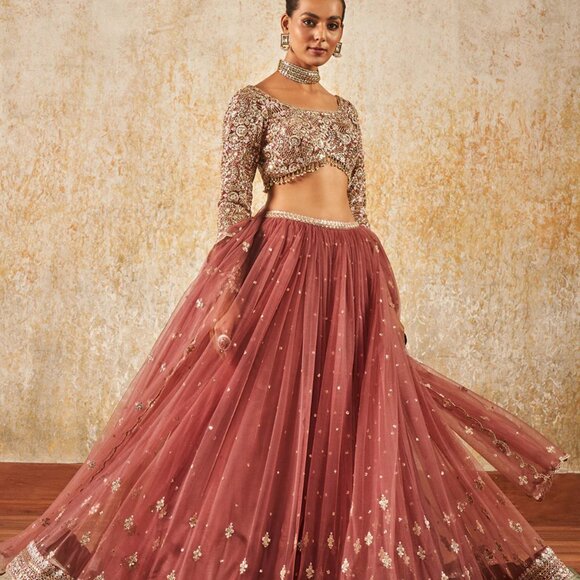 Elegant Embroidered Wedding Dress - Picture 5 of 6